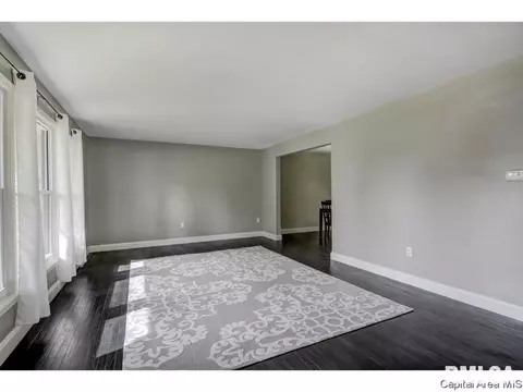 8 Glen Aire Dr, Springfield, IL 62703 photo 3