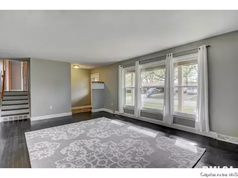 8 Glen Aire Dr, Springfield, IL 62703 photo 2
