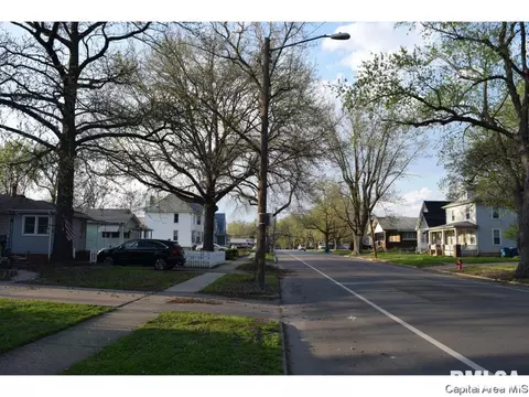 1135 N 2nd St, Springfield, IL 62702 photo 2