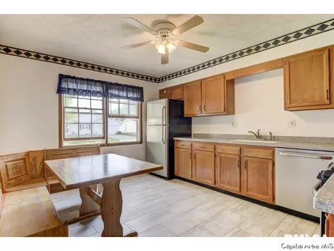 3012 Stokebridge Rd, Springfield, IL 62702 photo 4