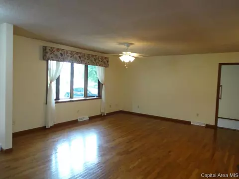 2864 Hilltop Rd, Springfield, IL 62712 photo 4