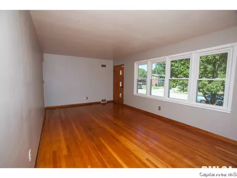 15 Glen Aire Dr, Springfield, IL 62703 photo 3