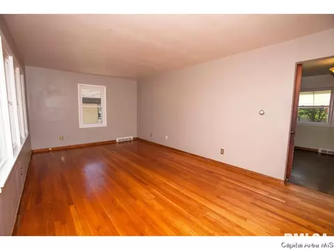 15 Glen Aire Dr, Springfield, IL 62703 photo 2