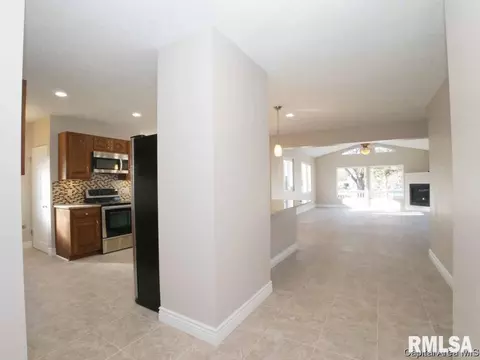 1928 W Lake Shore Dr, Springfield, IL 62712 photo 3
