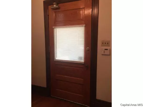 911 N 6th St, Springfield, IL 62702 photo 2