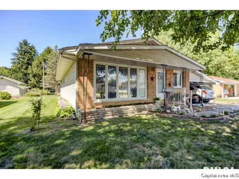 804 E Seventh St, Pana, IL 62557 photo 2