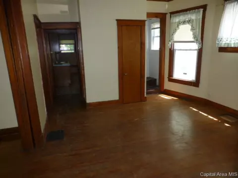 1454 N 8th St, Springfield, IL 62702 photo 2
