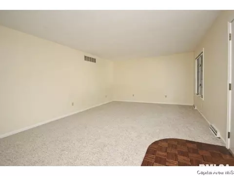 1708 Devonwood Dr, Springfield, IL 62704 photo 4