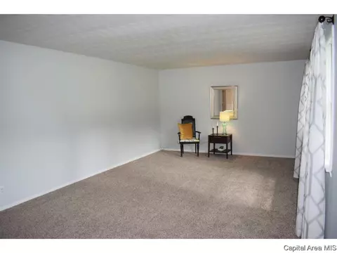 77 Adloff Ln, Springfield, IL 62703 photo 2
