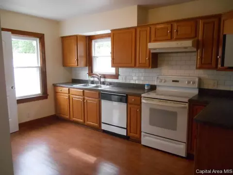 2425 S 11th St, Springfield, IL 62703 photo 4