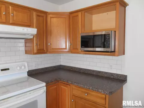 2425 S 11th St, Springfield, IL 62703 photo 5
