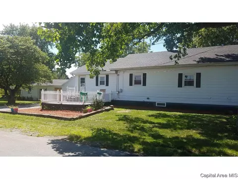 146 E Spruce St, Virden, IL 62690 photo 2