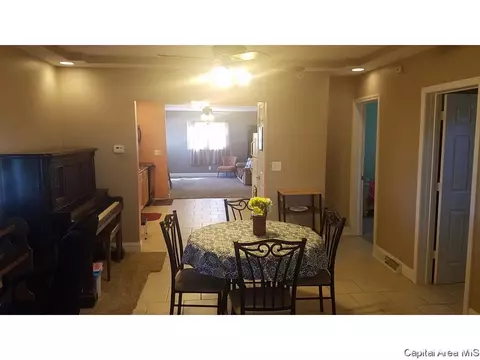 146 E Spruce St, Virden, IL 62690 photo 6