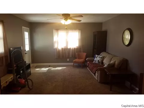 146 E Spruce St, Virden, IL 62690 photo 5