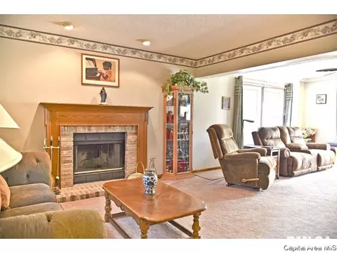 2401 Wembly Rd, Springfield, IL 62703 photo 2