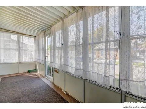 1228 E Oak St, Springfield, IL 62703 photo 5