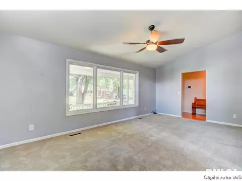 824 Roanoke Dr, Springfield, IL 62702 photo 5