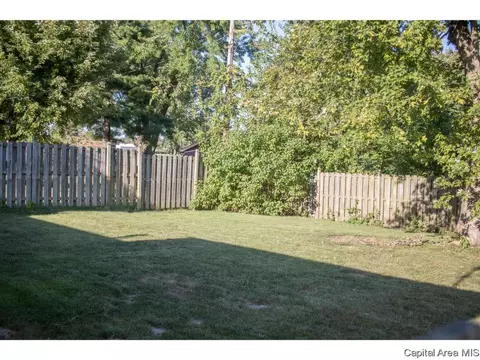 142 Glen Aire Dr, Springfield, IL 62703 photo 4