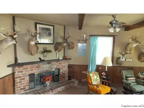 1558 Berwick Rd, Abingdon, IL 61410 photo 8