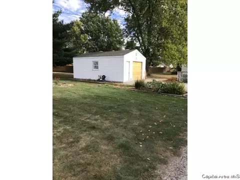 124 E Olive St, Virden, IL 62690 photo 4