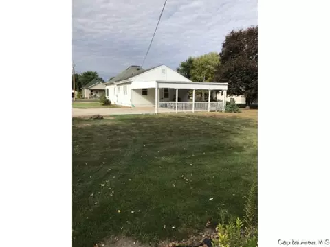 124 E Olive St, Virden, IL 62690 photo 2
