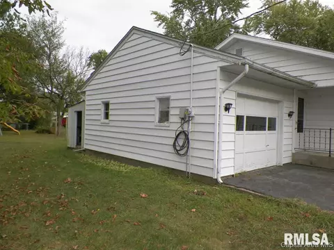 121 N Johnson St, Oneida, IL 61467 photo 2
