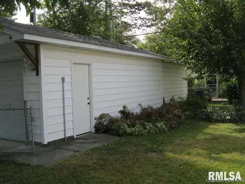 1933 N 21st St, Springfield, IL 62702 photo 4