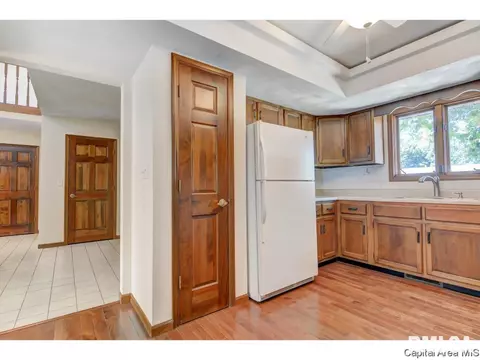 1718 Devonwood Dr, Springfield, IL 62704 photo 11