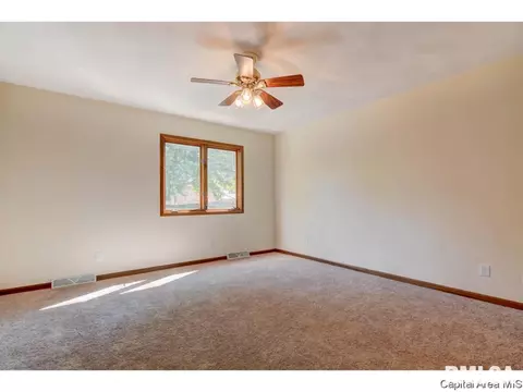 1718 Devonwood Dr, Springfield, IL 62704 photo 14