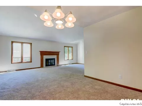1718 Devonwood Dr, Springfield, IL 62704 photo 9