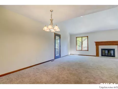 1718 Devonwood Dr, Springfield, IL 62704 photo 10