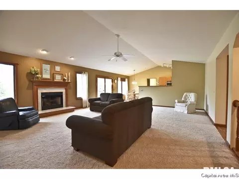 2204 Redlands Dr, Springfield, IL 62711 photo 4