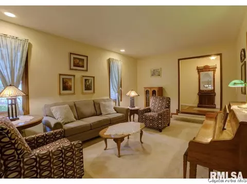 2501 Manchester Dr, Springfield, IL 62704 photo 2