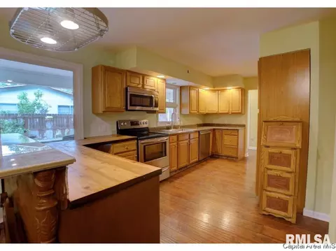 2501 Manchester Dr, Springfield, IL 62704 photo 3
