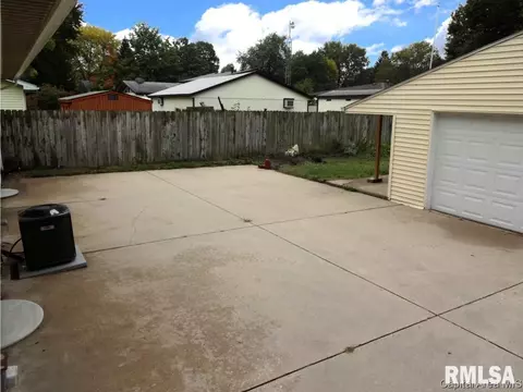 1833 N Albany St, Springfield, IL 62702 photo 5