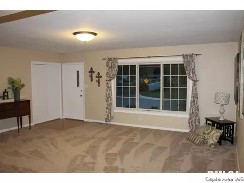 94 Windsor, Springfield, IL 62702 photo 4