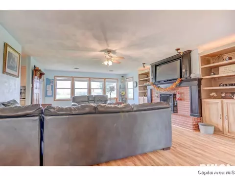 35369 E Frontage Rd, Virden, IL 62690 photo 5