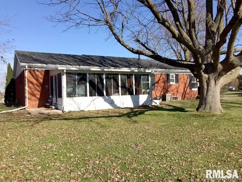 418 E Walnut St, Dawson, IL 62520 photo 3