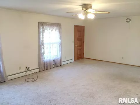 418 E Walnut St, Dawson, IL 62520 photo 8