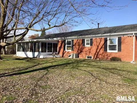 418 E Walnut St, Dawson, IL 62520 photo 2