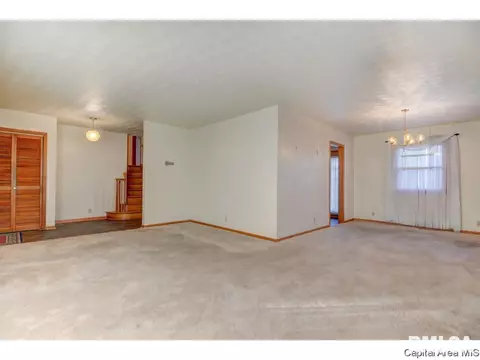 26 W Bel Aire Dr, Springfield, IL 62703 photo 2