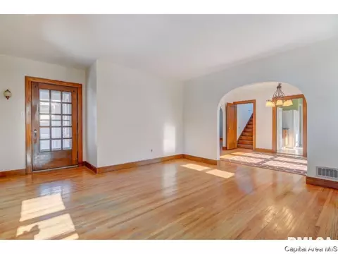 2052 N 5th St, Springfield, IL 62702 photo 3
