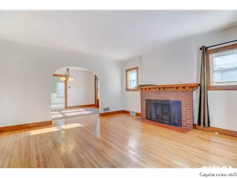 2052 N 5th St, Springfield, IL 62702 photo 2