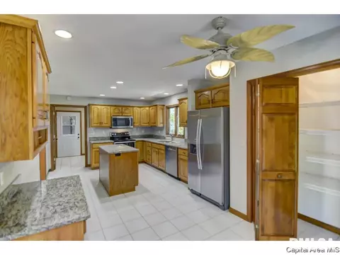 407 Dover Ct, Chatham, IL 62629 photo 7