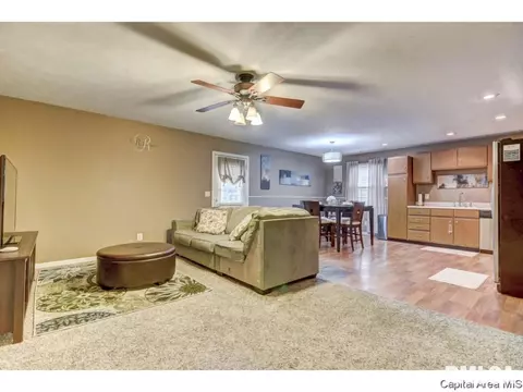 1604 Brenda Ct, Springfield, IL 62702 photo 2