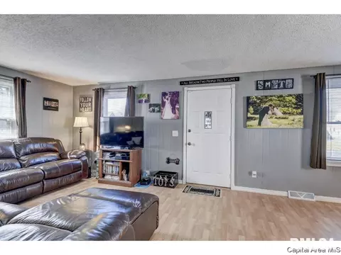 2260 E Keys Ave, Springfield, IL 62702 photo 2