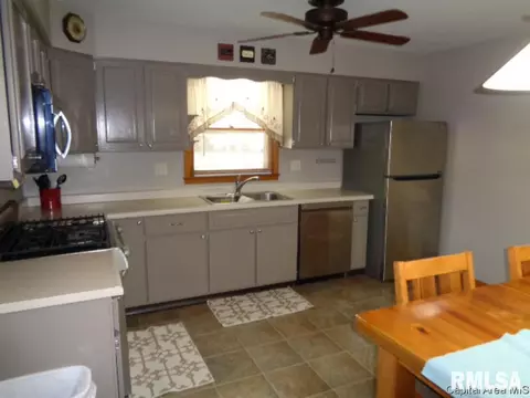2231 Enterprise St, Springfield, IL 62702 photo 2