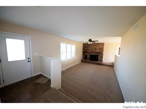14517 Prairie Trl, Athens, IL 62613 photo 3
