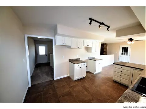 14517 Prairie Trl, Athens, IL 62613 photo 5
