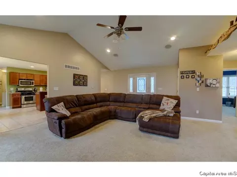 304 E Center St, Loami, IL 62661 photo 5